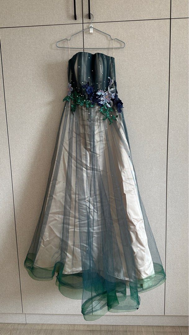 Dark Green Floral Long Gown (Category: Evening dresses & gowns) located in San Juan City. Submitted by quickdolphin.0fab36 (Listing ID 1317202890, Image 1). Description: - available for rental at 1500 pesos.