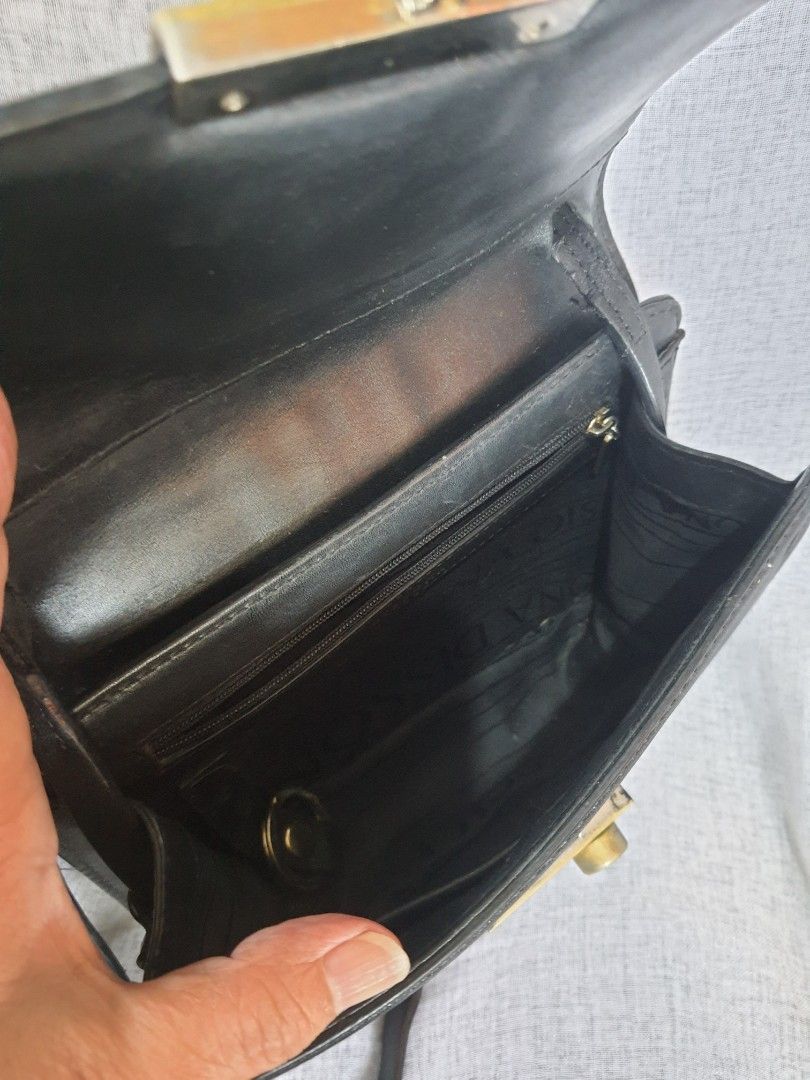 Dissona Sling Bag (Category: Cross-body Bags) located in Quezon City. Submitted by pinksgate31 (Listing ID 1317209563, Image 2). Description: Black sling. See photos for issues..