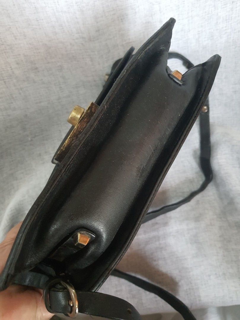 Dissona Sling Bag (Category: Cross-body Bags) located in Quezon City. Submitted by pinksgate31 (Listing ID 1317209563, Image 3). Description: Black sling. See photos for issues..