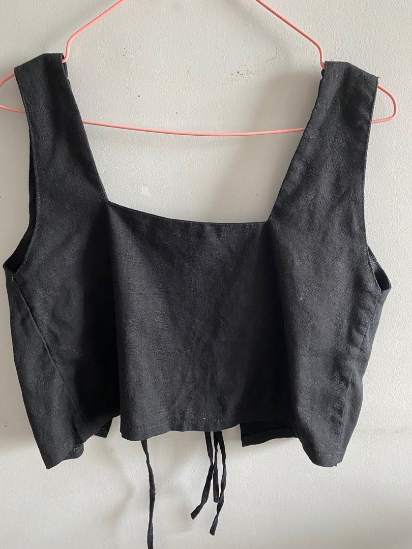 Hipgoddess black linen crop top (Category: Sleeveless) located in Quezon City. Submitted by vanirish (Listing ID 1317259152, Image 1). Description: Fitted once. Too big on me .