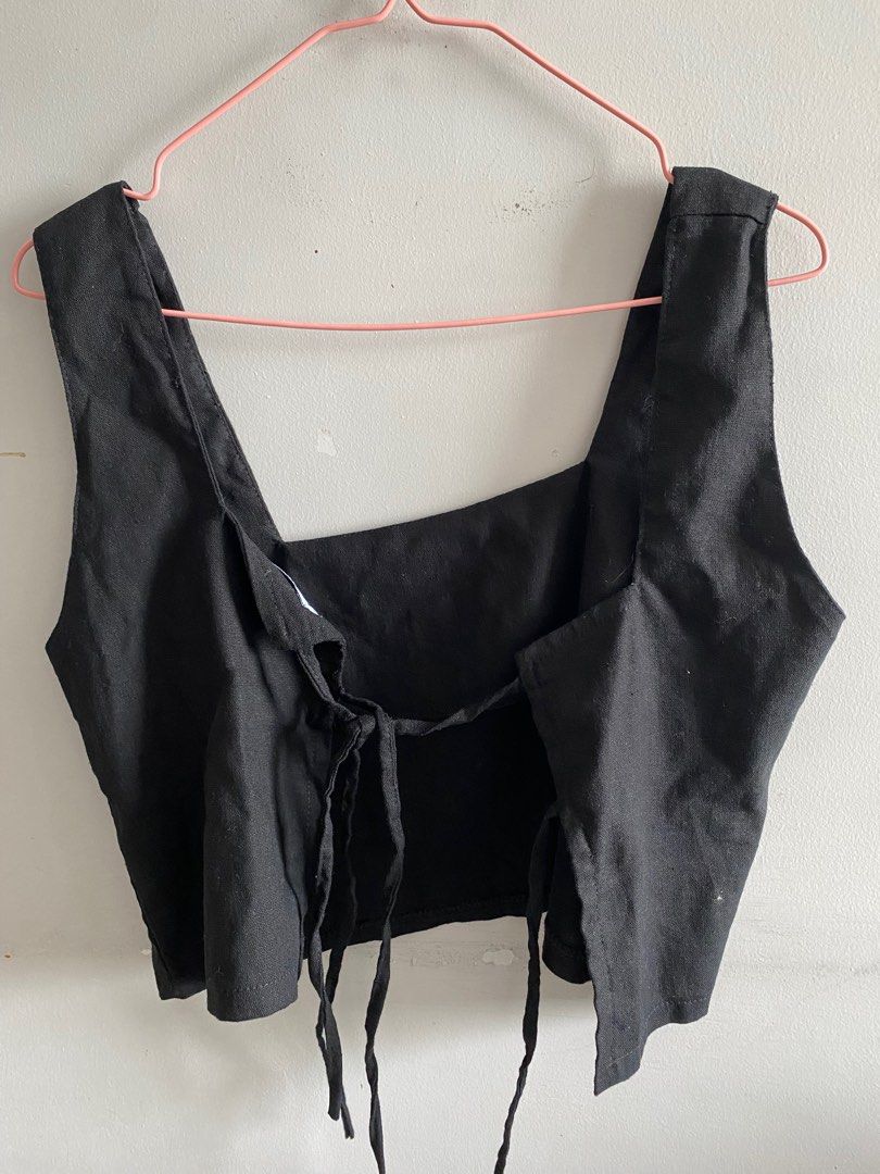 Hipgoddess black linen crop top (Category: Sleeveless) located in Quezon City. Submitted by vanirish (Listing ID 1317259152, Image 3). Description: Fitted once. Too big on me .