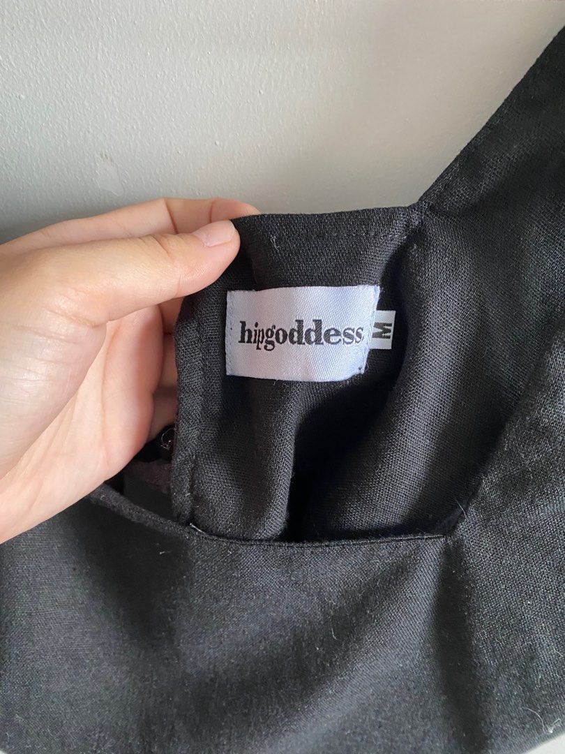 Hipgoddess black linen crop top (Category: Sleeveless) located in Quezon City. Submitted by vanirish (Listing ID 1317259152, Image 2). Description: Fitted once. Too big on me .