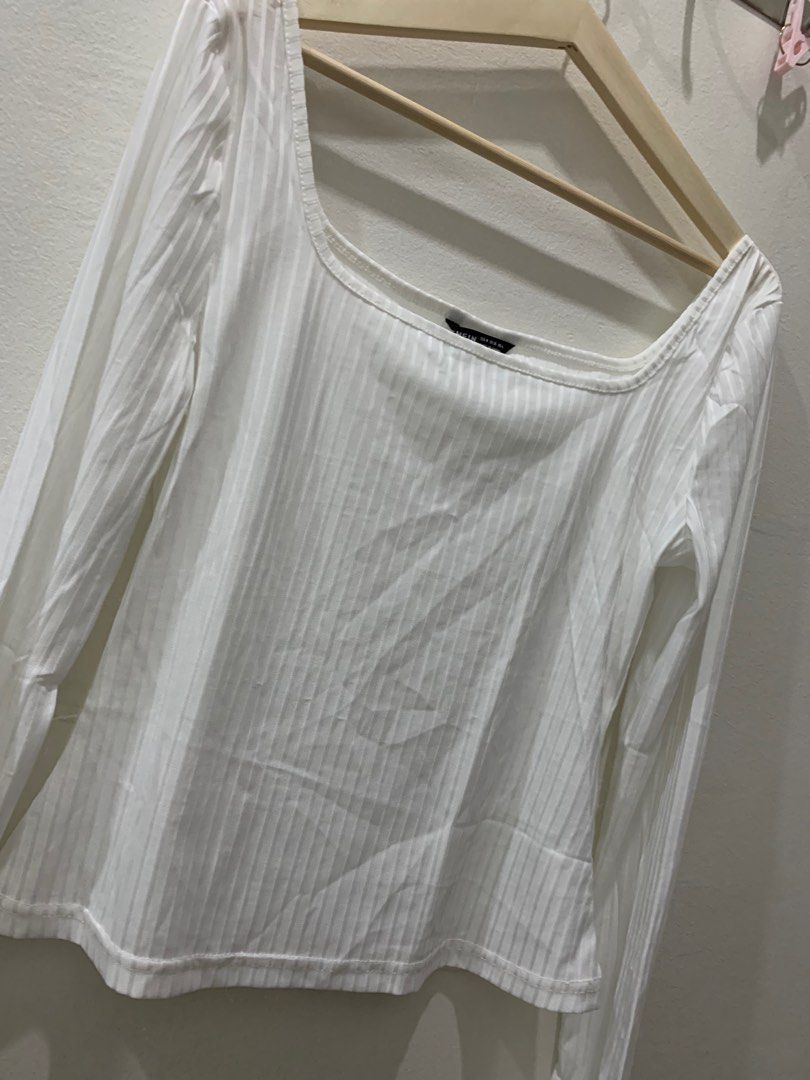 Longsleeve top (Category: Longsleeves) located in Manila. Submitted by declutteringdani (Listing ID 1317282605, Image 3). Description: Given by my mom I don’t wear longsleeves that much Size M Stretchable fabric Rfs: decluttering Loc:feu diliman.
