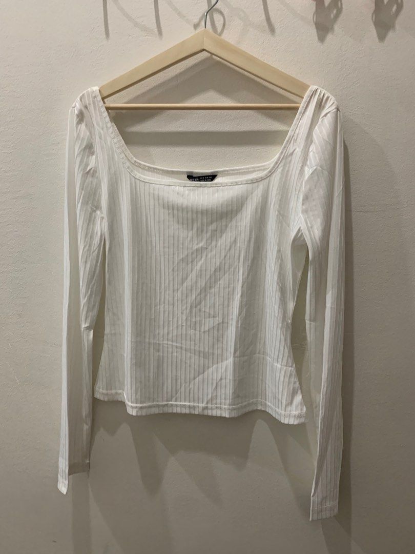Longsleeve top (Category: Longsleeves) located in Manila. Submitted by declutteringdani (Listing ID 1317282605, Image 1). Description: Given by my mom I don’t wear longsleeves that much Size M Stretchable fabric Rfs: decluttering Loc:feu diliman.