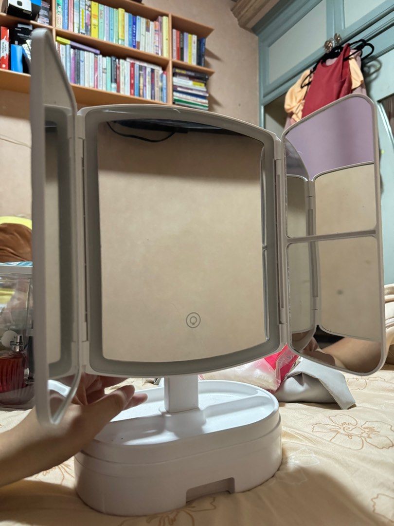 Makeup mirror with Led (Category: Mirrors) located in Cavite. Submitted by freshieee27 (Listing ID 1317291560, Image 2). Description: In good condition Barely used.