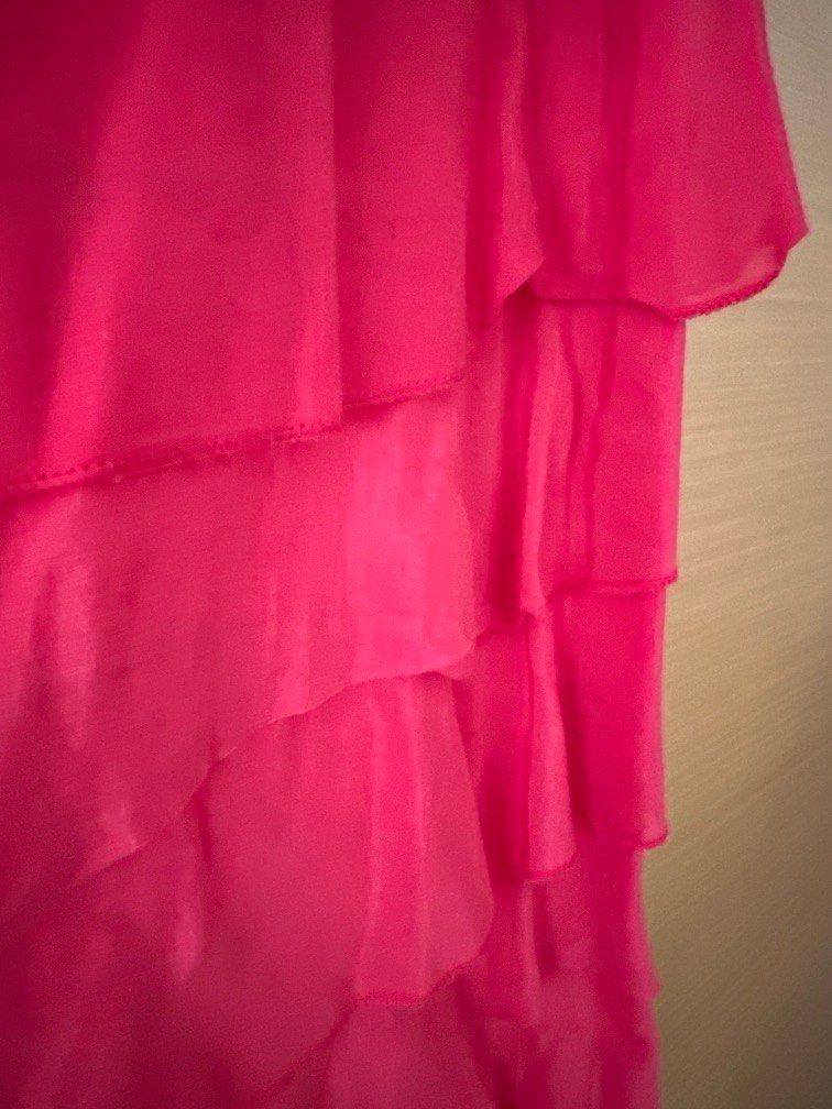 Massimo Dutti red silk and cotton top (Category: Sleeveless) located in Singapore. Submitted by estelle_2727 (Listing ID 1317233426, Image 3). Description: Beautiful lightweight and very comfortable red top Used very lightly Best fits UK 6-8 .