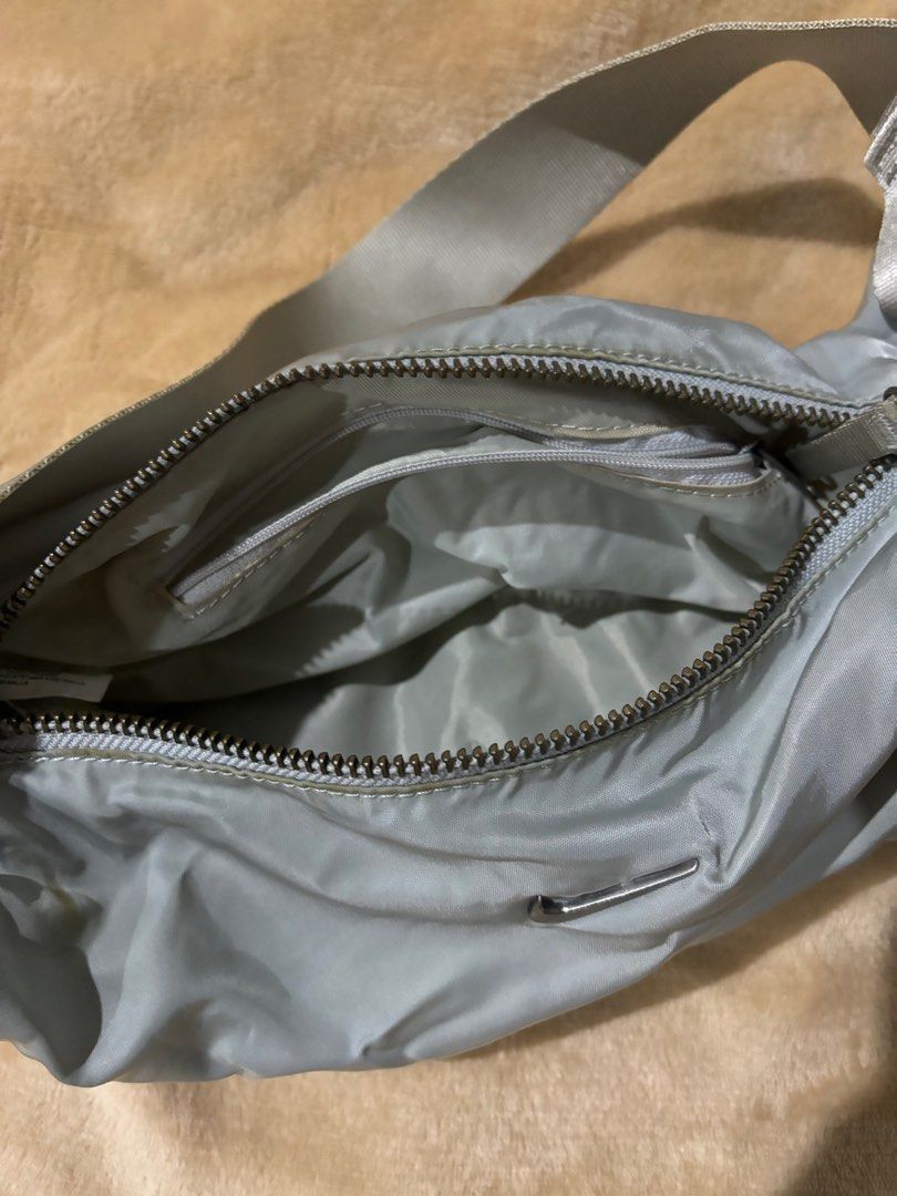 NIKE hand bag (NEGOTIABLE) (Category: Shoulder Bags) located in Caloocan City. Submitted by siobabe (Listing ID 1317352297, Image 3). Description: .