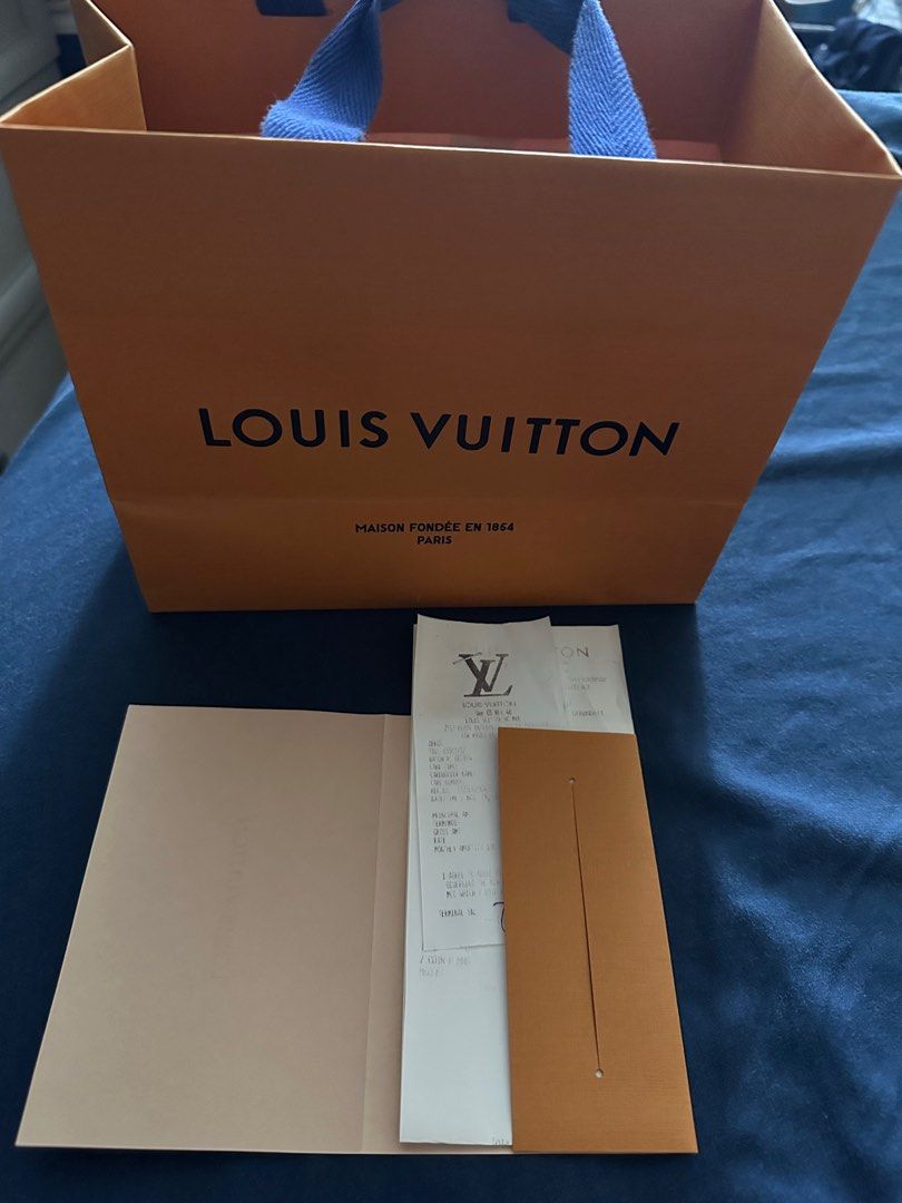 Original LV Zippy Coin Purse (Category: Luxury Bags & Wallets) located in Paranaque City. Submitted by k8ddc (Listing ID 1317277492, Image 1). Description: Original LV Zippy Coin Purse Store bought Nov 2022 Barely used Inclusions Care card Dust bag Paper bag Receipt For meetup at Alabang area.