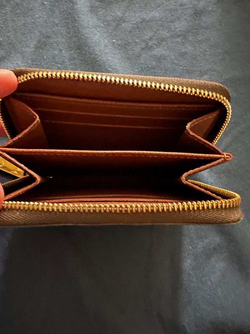 Original LV Zippy Coin Purse (Category: Luxury Bags & Wallets) located in Paranaque City. Submitted by k8ddc (Listing ID 1317277492, Image 3). Description: Original LV Zippy Coin Purse Store bought Nov 2022 Barely used Inclusions Care card Dust bag Paper bag Receipt For meetup at Alabang area.