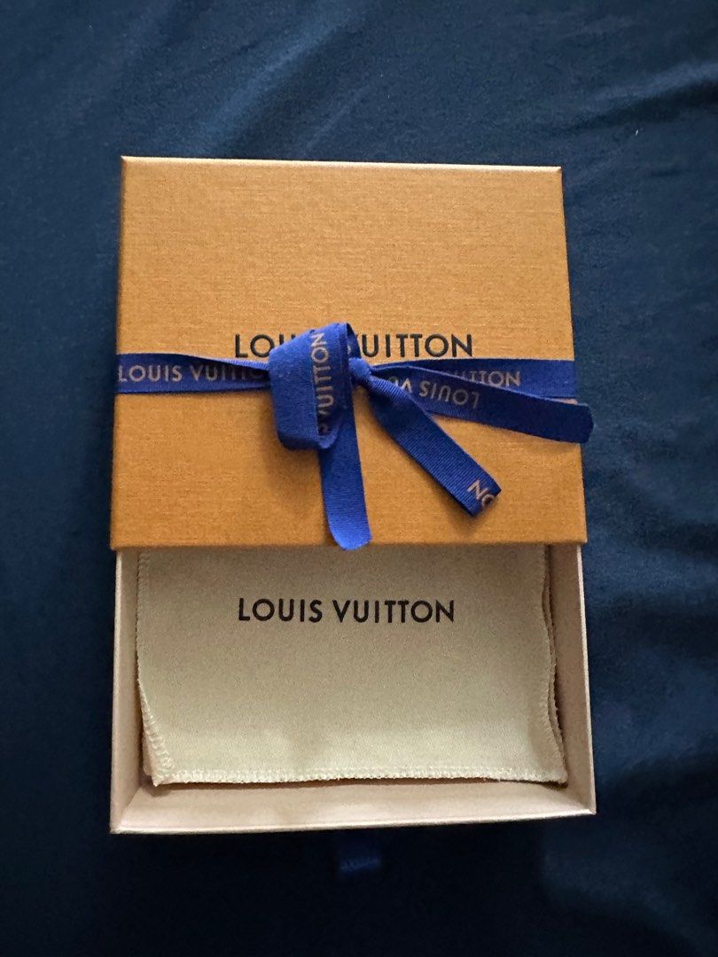 Original LV Zippy Coin Purse (Category: Luxury Bags & Wallets) located in Paranaque City. Submitted by k8ddc (Listing ID 1317277492, Image 2). Description: Original LV Zippy Coin Purse Store bought Nov 2022 Barely used Inclusions Care card Dust bag Paper bag Receipt For meetup at Alabang area.