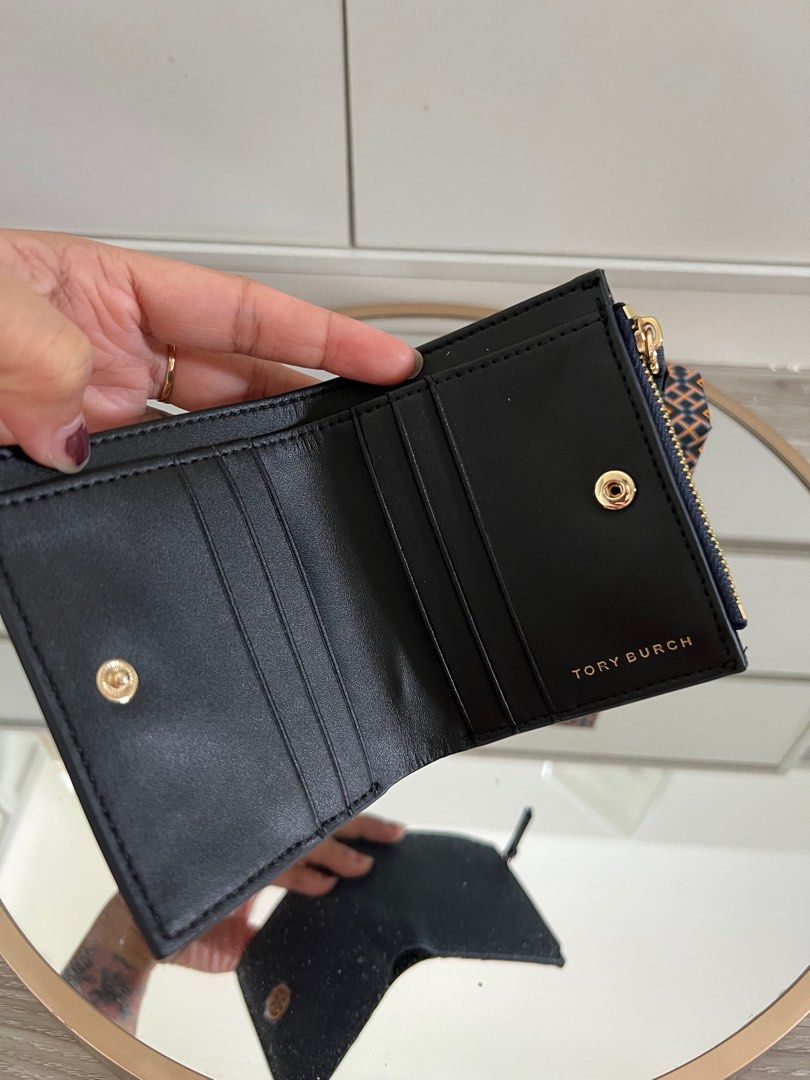 Tory burch robinsons bifold (Category: Luxury Bags & Wallets) located in Manila. Submitted by marz.shopping (Listing ID 1317348157, Image 3). Description: Navy blue.