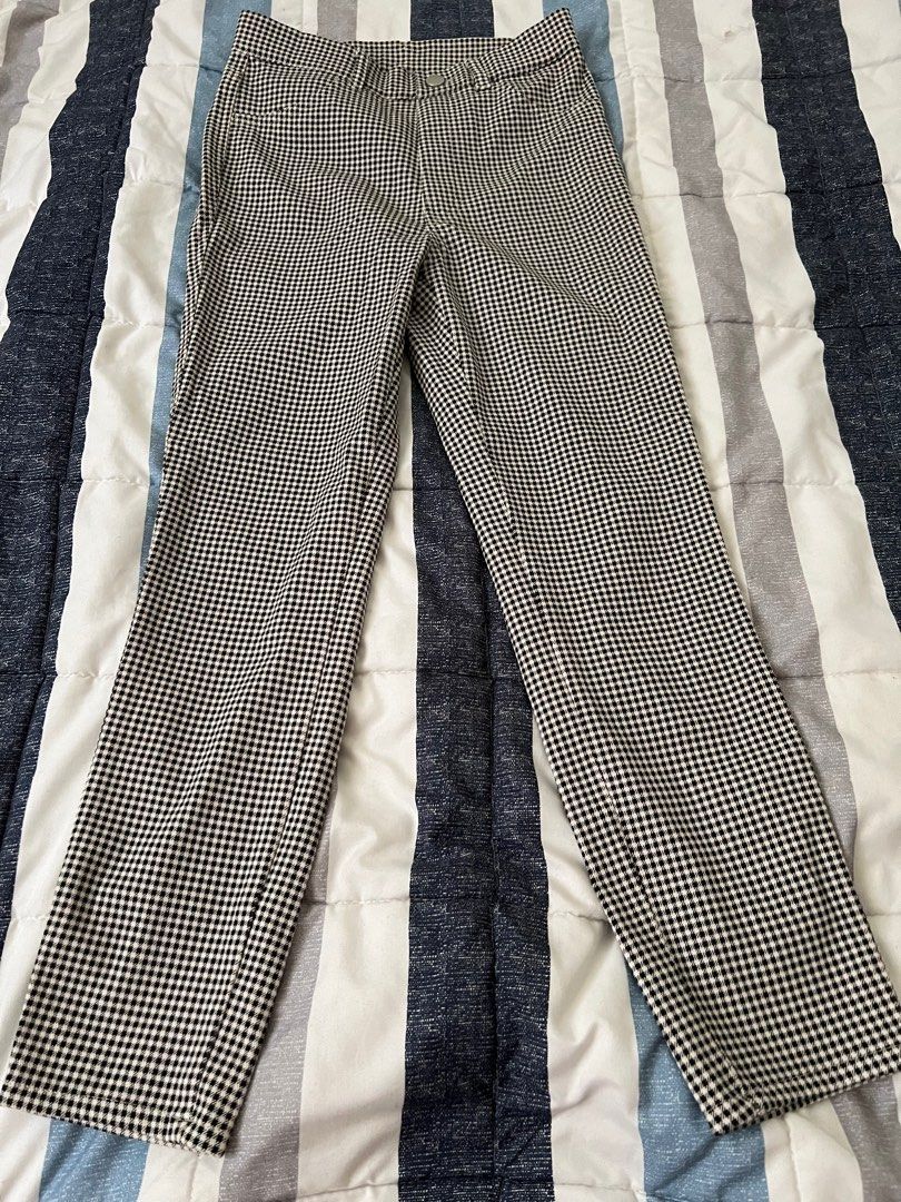 Uniqlo Skinny Pants (Category: Other Bottoms) located in Rizal. Submitted by prelovedsues (Listing ID 1317237793, Image 1). Description: .