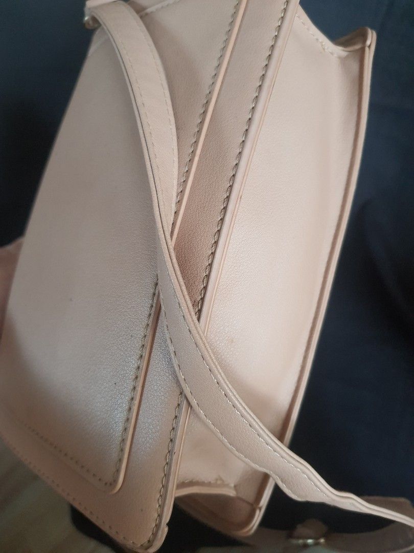 Vero Moda Sling Bag (Category: Cross-body Bags) located in Quezon City. Submitted by pinksgate31 (Listing ID 1317211056, Image 3). Description: Leather and chic style.