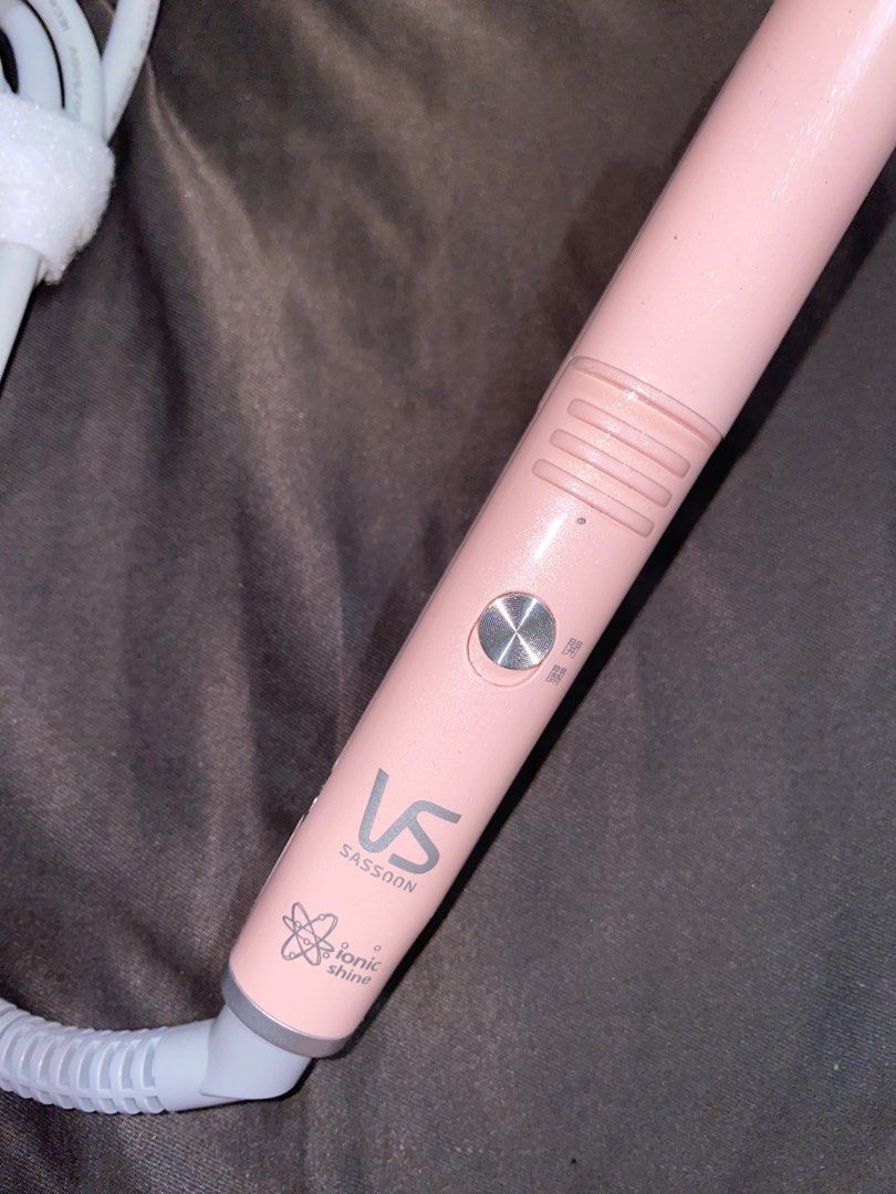 Vidal Sassoon Mini Hair Straightener (Category: Hair) located in Makati City. Submitted by prelovedbydanigee (Listing ID 1317319281, Image 1). Description: Bought in Taiwan for PHP 1,600+ Only used once. Perfect for traveling! 💜 Dual Voltage, can be used anywhere. RFS: Too small for my thick and curly hair..