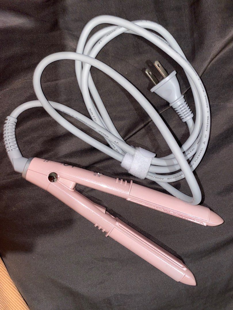 Vidal Sassoon Mini Hair Straightener (Category: Hair) located in Makati City. Submitted by prelovedbydanigee (Listing ID 1317319281, Image 2). Description: Bought in Taiwan for PHP 1,600+ Only used once. Perfect for traveling! 💜 Dual Voltage, can be used anywhere. RFS: Too small for my thick and curly hair..