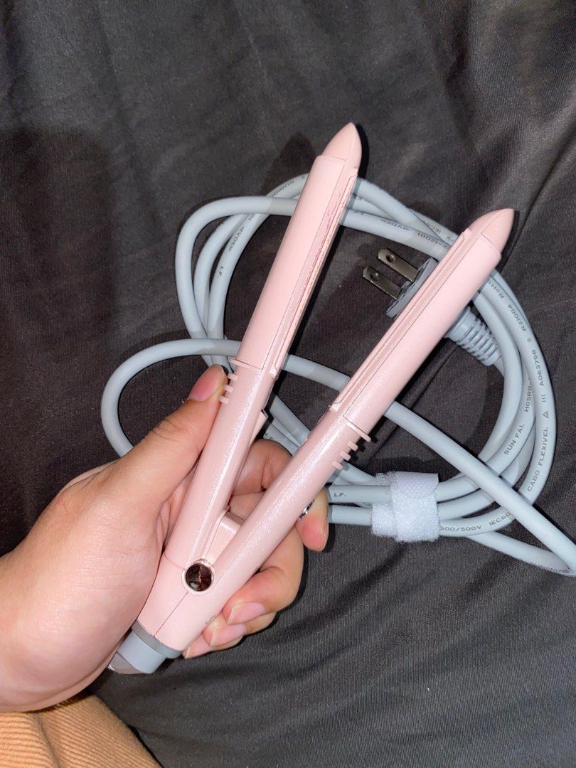 Vidal Sassoon Mini Hair Straightener (Category: Hair) located in Makati City. Submitted by prelovedbydanigee (Listing ID 1317319281, Image 3). Description: Bought in Taiwan for PHP 1,600+ Only used once. Perfect for traveling! 💜 Dual Voltage, can be used anywhere. RFS: Too small for my thick and curly hair..