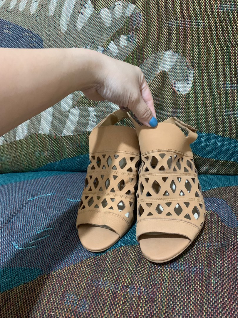 Vince camuto cutout nubuck heeled sandals discount