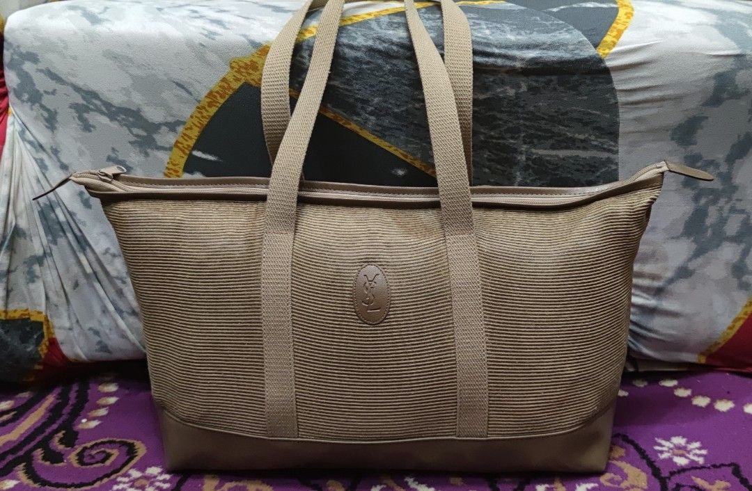 VINTAGE YSL TOTE (Category: Luxury Bags & Wallets) located in Digos. Submitted by emmanuel28 (Listing ID 1317344259, Image 2). Description: VINTAGE YSL TRAVEL BAG AUTHENTIC MATERIALS: 📌CANVAS 📌 LEATHER 📍Measurement: Width 20.5 inches Height 10.5 inches Strap 12 inches IN GOOD CONDITION LOCATION: DAVAO DEL SUR P1,500 +SHIPPING FEE.