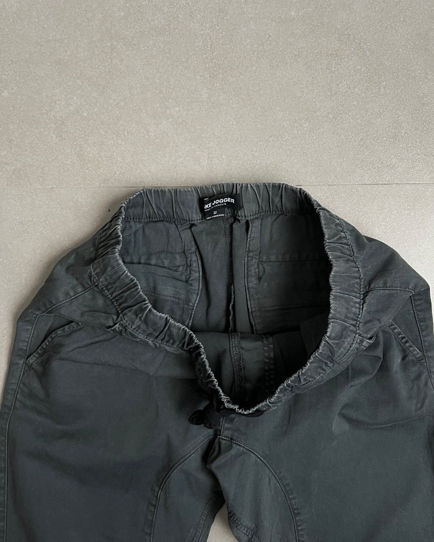 Workwear Acid Washed Jogger Pants (Category: Joggers) located in Manila. Submitted by morf_sply (Listing ID 1317332893, Image 3). Description: Workwear regular rise tapered leg jogger pants. Acid-washed. Elasticated cuffs. Brand new. Waist 32 in Length 40 in Hem 5 in - 6 in.