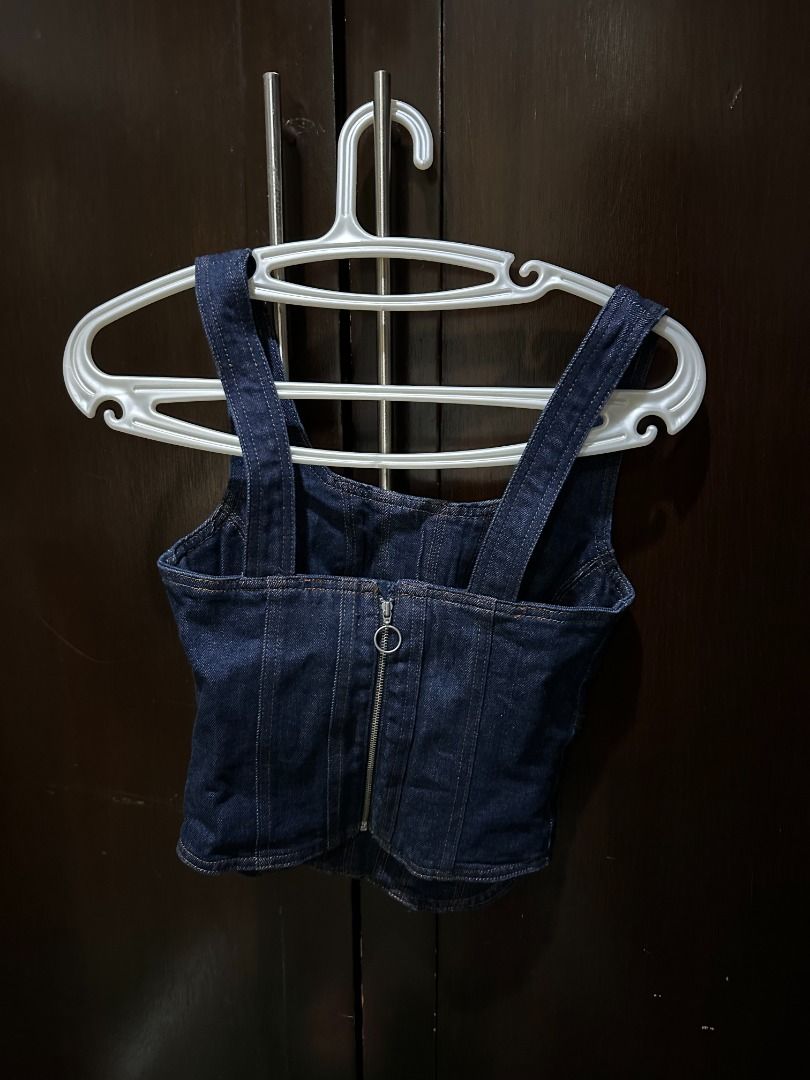 Aritzia Nikki Denim Bustier (Category: Sleeveless) located in Cebu City. Submitted by dumpnsell (Listing ID 1317507912, Image 3). Description: .