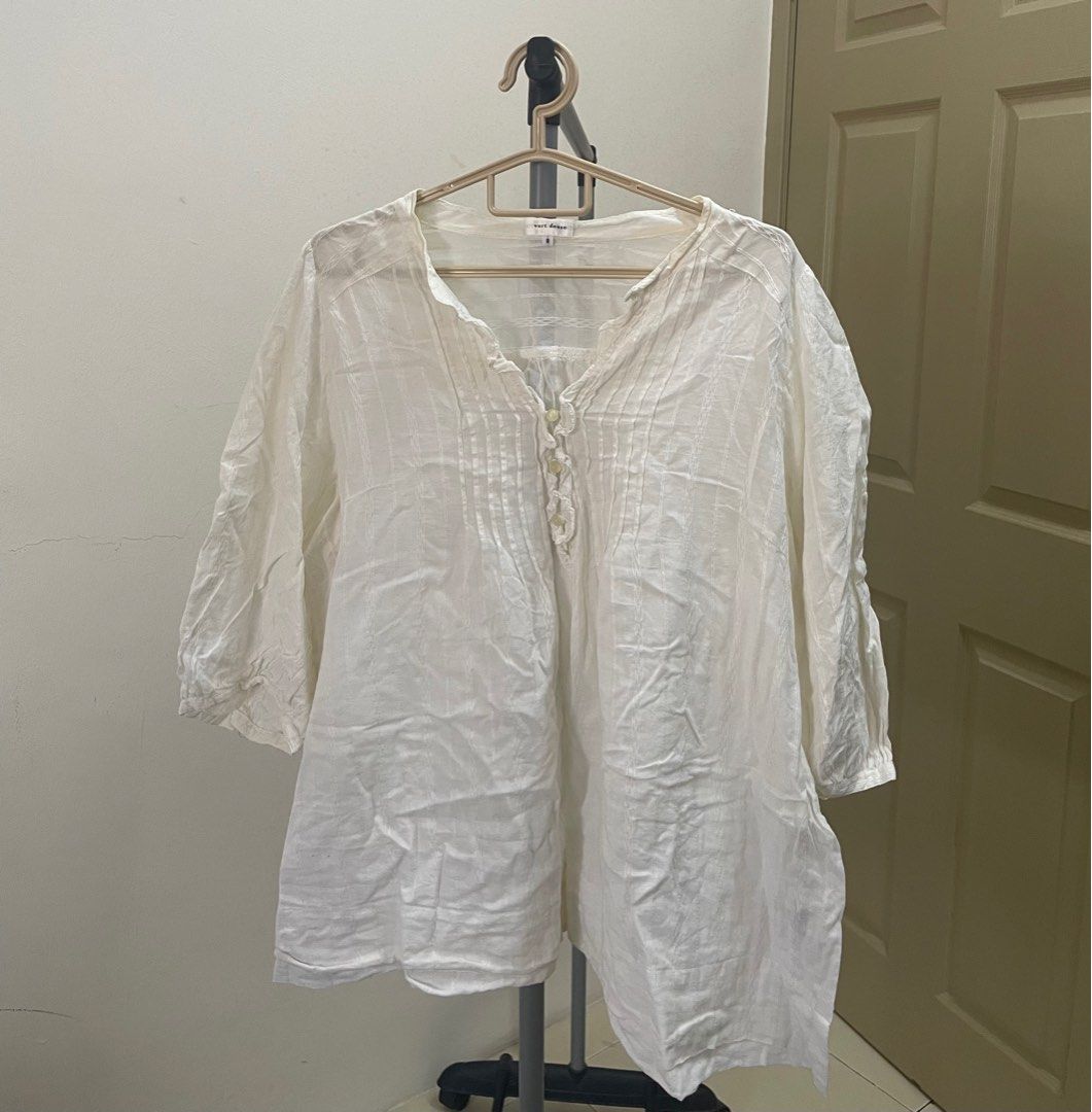 Basic White Blouse (Category: Blouses) located in Lumut. Submitted by sefffia (Listing ID 1317394421, Image 1). Description: Fit to XL. Free postage if you buy more than 2 items from me. .