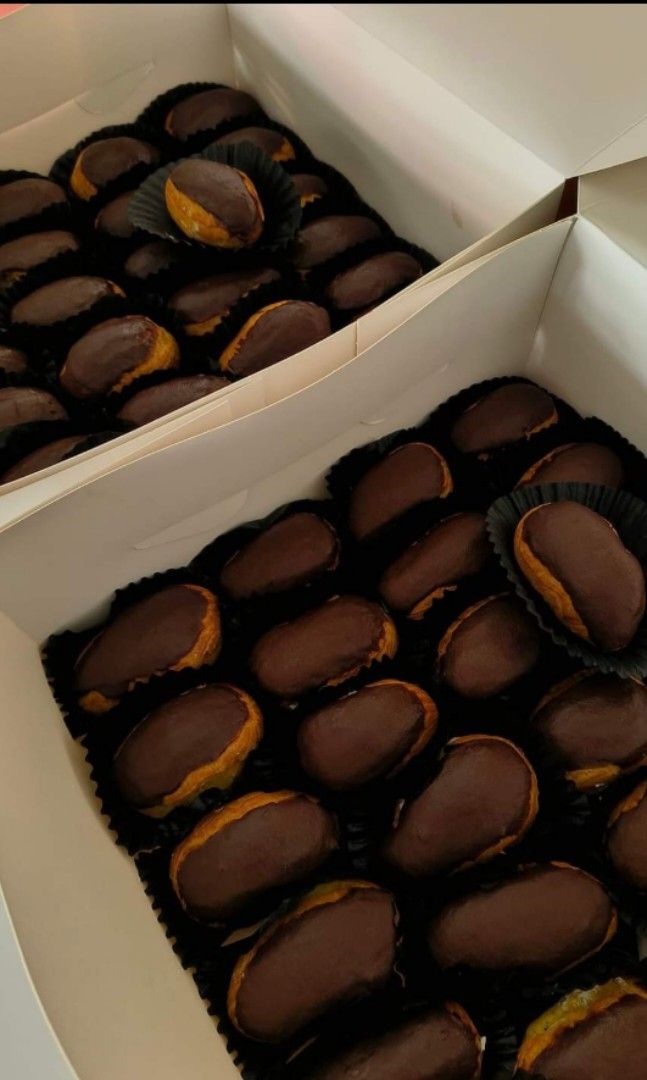 Eclair (Category: Homemade Bakes) located in Singapore. Submitted by anaz.beau (Listing ID 1317366089, Image 3). Description: Filling Freshcream topping Chocolate Ganache Qty 25pcs (1 box).