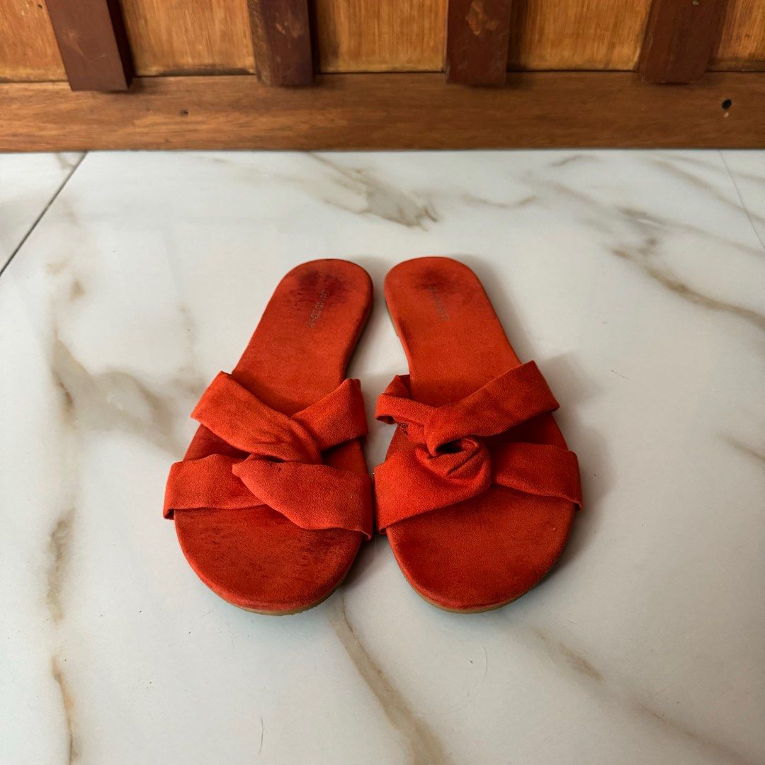 Flat Sandals (Category: Sandals) located in Manila. Submitted by declutterzoneee (Listing ID 1317394666, Image 2). Description: Just needs some cleaning.