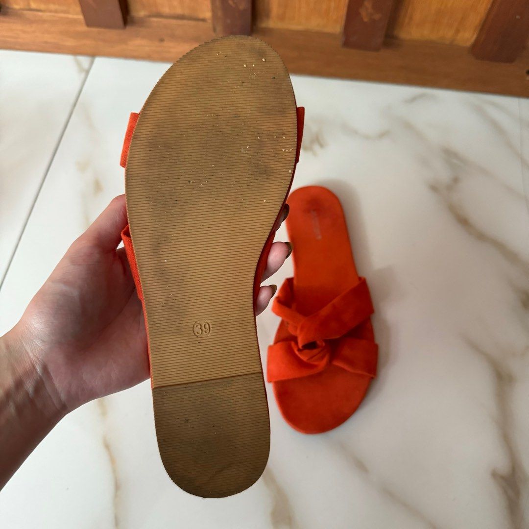 Flat Sandals (Category: Sandals) located in Manila. Submitted by declutterzoneee (Listing ID 1317394666, Image 3). Description: Just needs some cleaning.