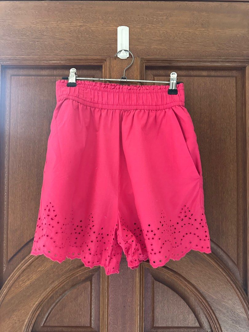H&m pink eyelet coordinates set (Category: Sets or Coordinates) located in Manila. Submitted by who.what.wear (Listing ID 1317404320, Image 3). Description: Brand new! Can fit to xs - semi medium Stretchable .