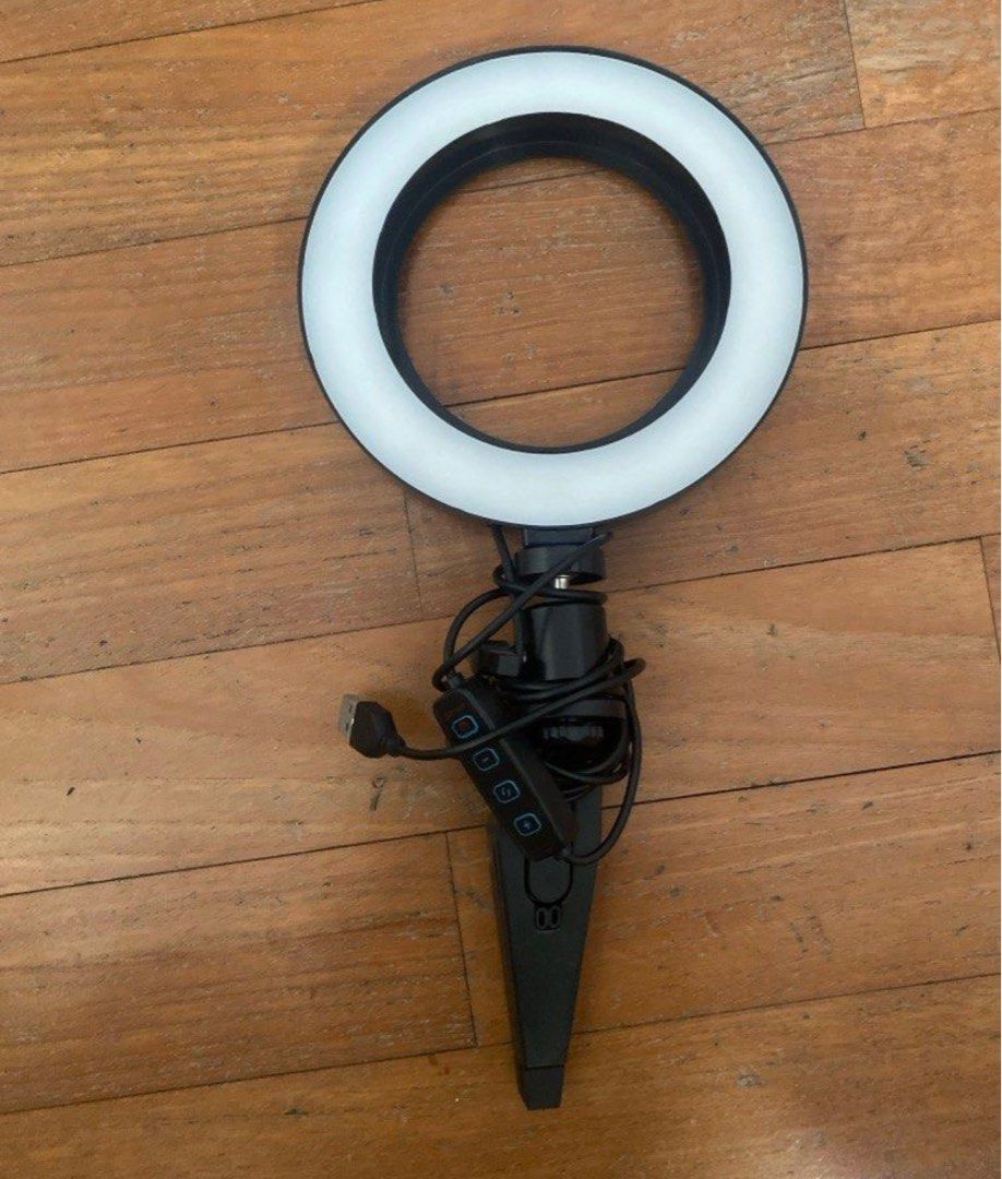 Selfie ring light (Category: Lighting) located in Singapore. Submitted by ninda1972 (Listing ID 1317536296, Image 1). Description: Selfie ring light that conect with usb. $5 Self collect at my place .