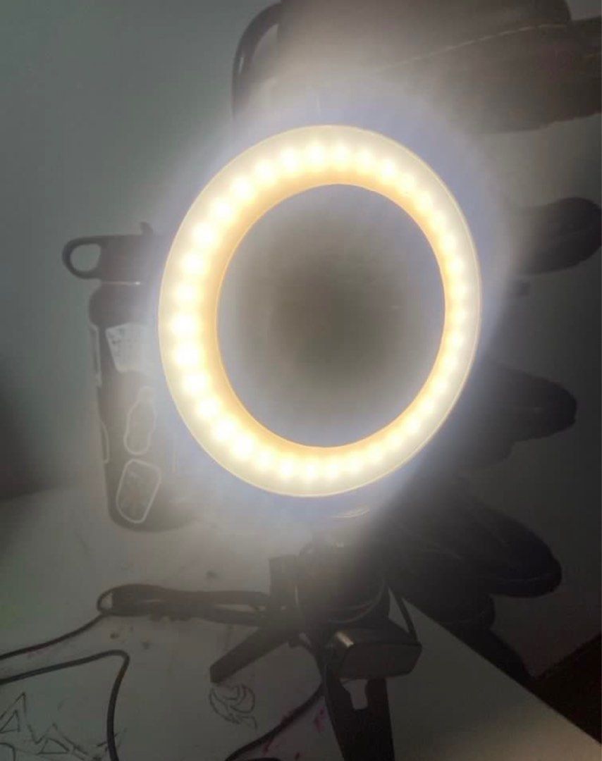 Selfie ring light (Category: Lighting) located in Singapore. Submitted by ninda1972 (Listing ID 1317536296, Image 3). Description: Selfie ring light that conect with usb. $5 Self collect at my place .