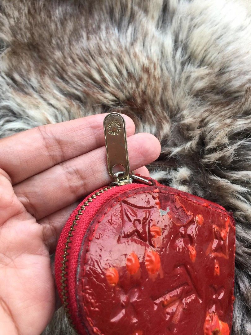 LV HEART SHAPE COIN PURSE (Category: Luxury Bags & Wallets) located in Santa Cruz. Submitted by e_foliente1978 (Listing ID 1317454719, Image 1). Description: it has flaws, price negotiable.