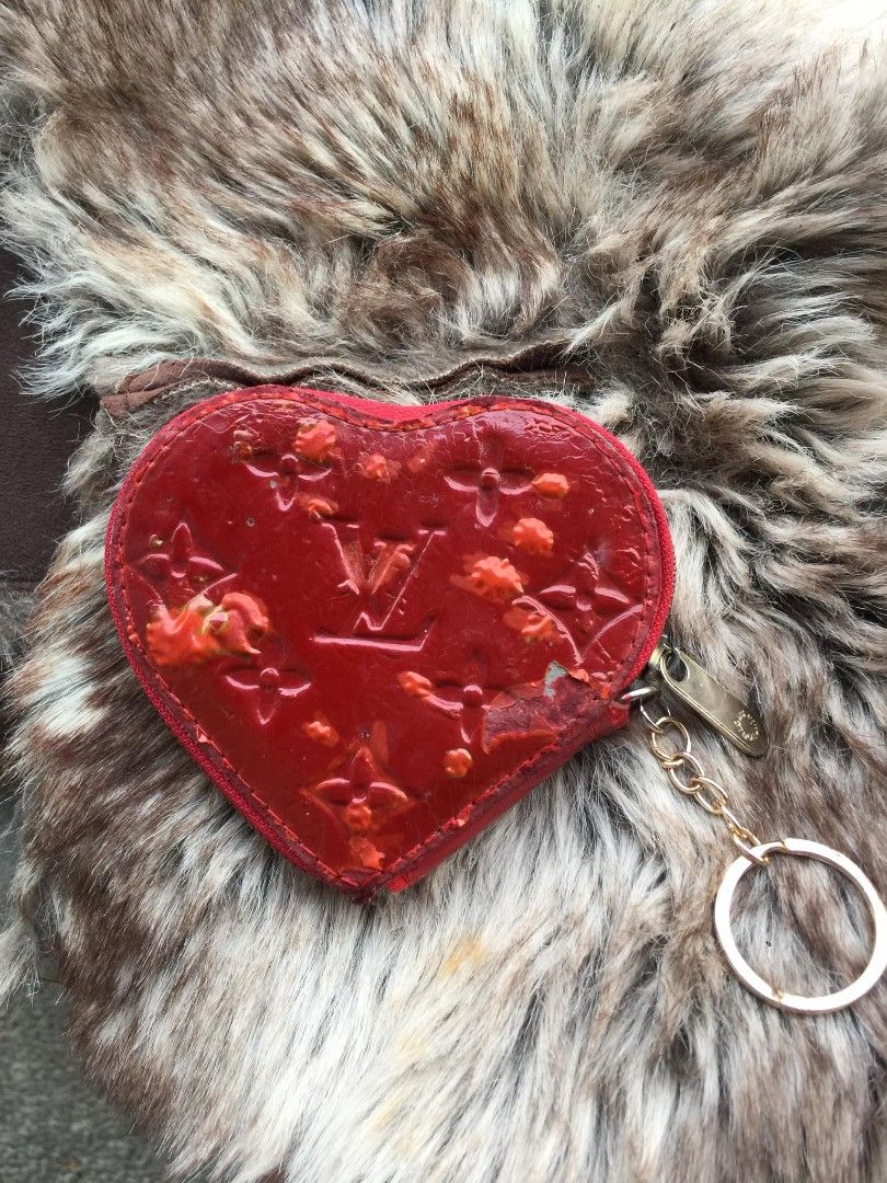 LV HEART SHAPE COIN PURSE (Category: Luxury Bags & Wallets) located in Santa Cruz. Submitted by e_foliente1978 (Listing ID 1317454719, Image 2). Description: it has flaws, price negotiable.