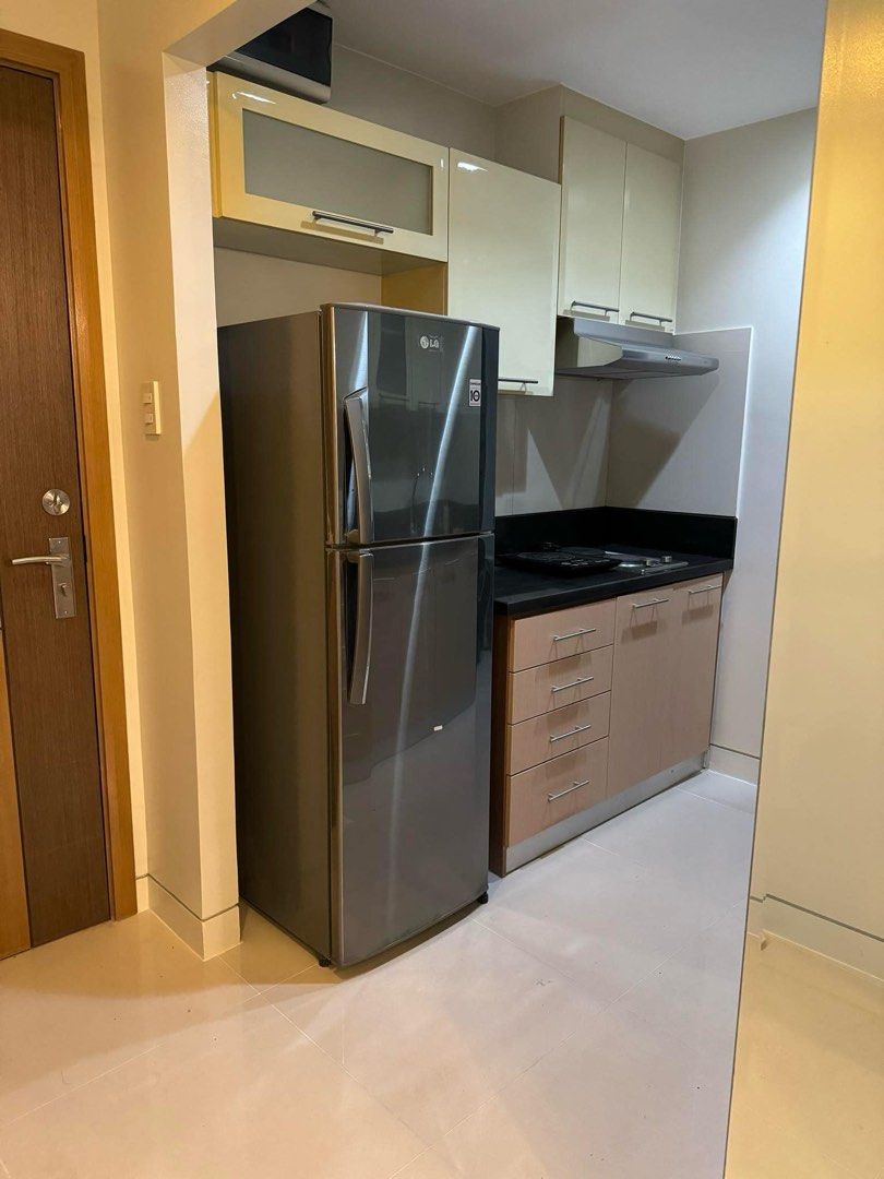 One Central Condominium Fully Furnished (Category: Apartments & Condos) located in Mandaluyong City. Submitted by l2ayne (Listing ID 1317410374, Image 3). Description: One Central Condominium Fully Furnished HV dela Costa corner Geronimo Makati 39th Floor P45k per month (including Assoc dues of 5,347.50) Floor Area: 46.50 sqm Additonal 5k for parking (including parking dues of P525) Basement 2 near Elevator Long term minimum 1 year 1 month advanc