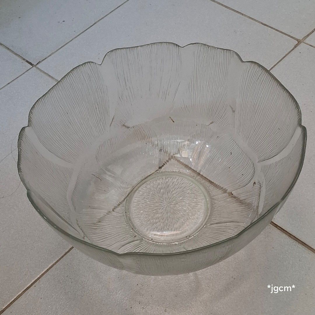 Punch Bowl (Category: Other Kitchenware & Tableware) located in Bulacan. Submitted by gjeen (Listing ID 1317408499, Image 2). Description: ISSUE: 1 hook missing.