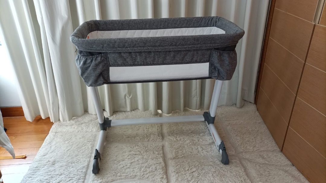 By the bed city sleeper bassinet top