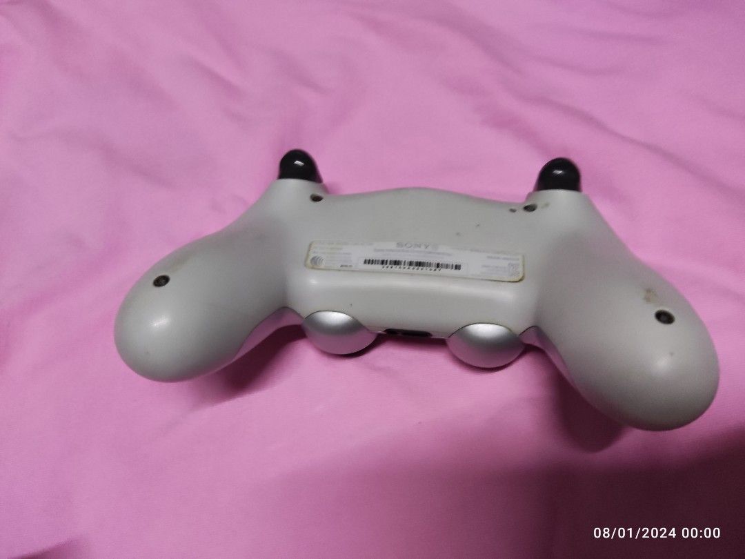 Sony PS4 Controller V2 Silver (Category: Controllers) located in Manila. Submitted by zerooneonlineshop (Listing ID 1317534530, Image 2). Description: Sony PSP Controller version 2 Silver working.
