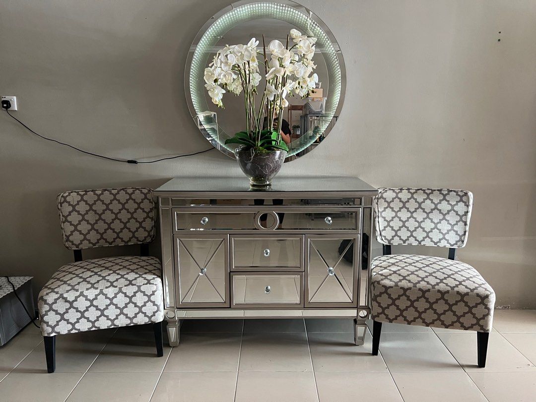 Table Sets (Category: Tables & Sets) located in Kota Bharu. Submitted by axelev (Listing ID 1317402265, Image 1). Description: Table set : Mirror x1 Chair x2 Table x1 Pot plant x1 Nego can blh Condition everything fine 💯 If you interested pm me and thank you ya Cod in Kota Bharu only.