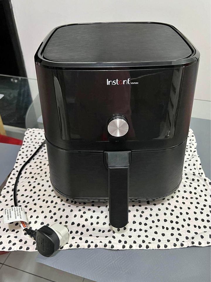 USED Complete with box user manual Instant Vortex 4 in 1 Smart Air Fryer