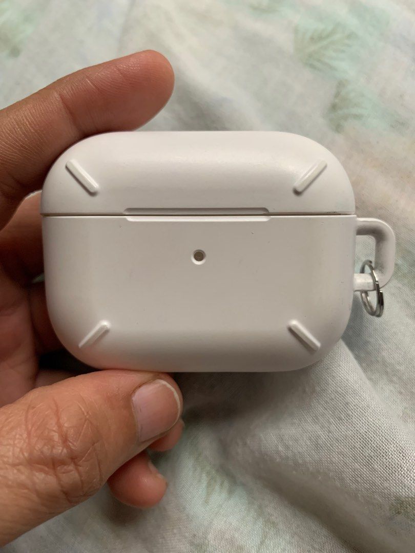 Authentic RINGKE apple airpods pro gen 1 case (Category: Headphones & Headsets) located in Batangas. Submitted by ishield21 (Listing ID 1312313987, Image 3). Description: Bought for 950 pesos No longer needed since im using airpods pro 2nd generation now.