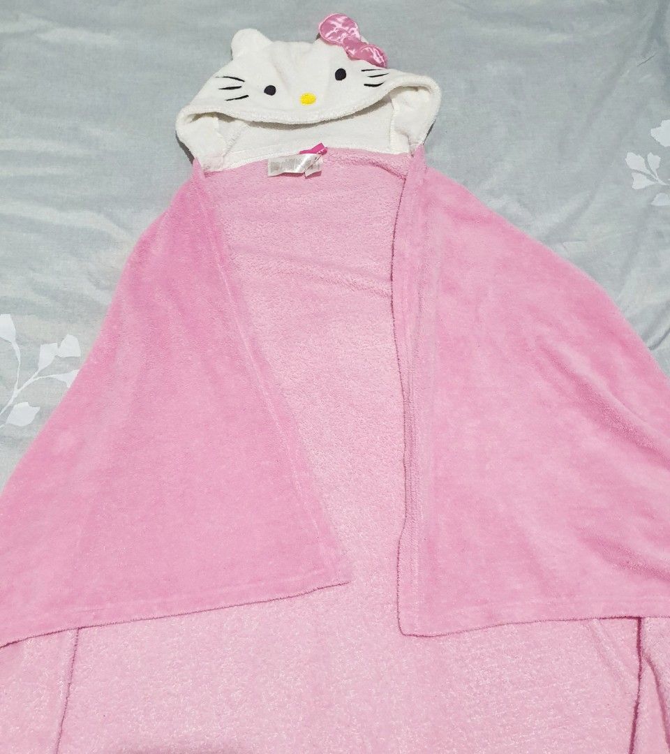 Bathrobe for kids (Category: Bathtub & Bath Accessories) located in Las Pinas. Submitted by cherry_luvs_dresses (Listing ID 1312418995, Image 2). Description: with normal signs of usage but still in good condition 4-7 yrs old cute design.