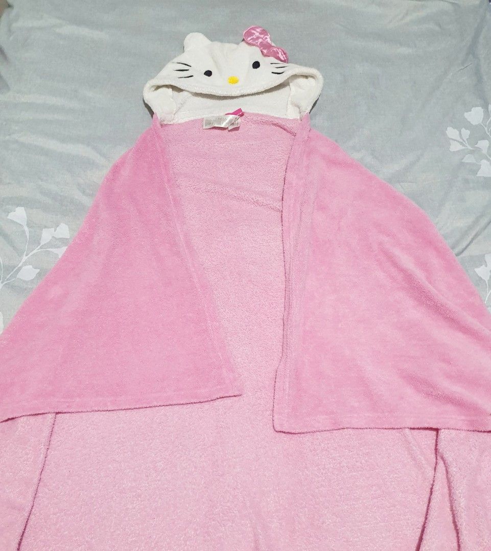 Bathrobe for kids (Category: Bathtub & Bath Accessories) located in Las Pinas. Submitted by cherry_luvs_dresses (Listing ID 1312418995, Image 1). Description: with normal signs of usage but still in good condition 4-7 yrs old cute design.