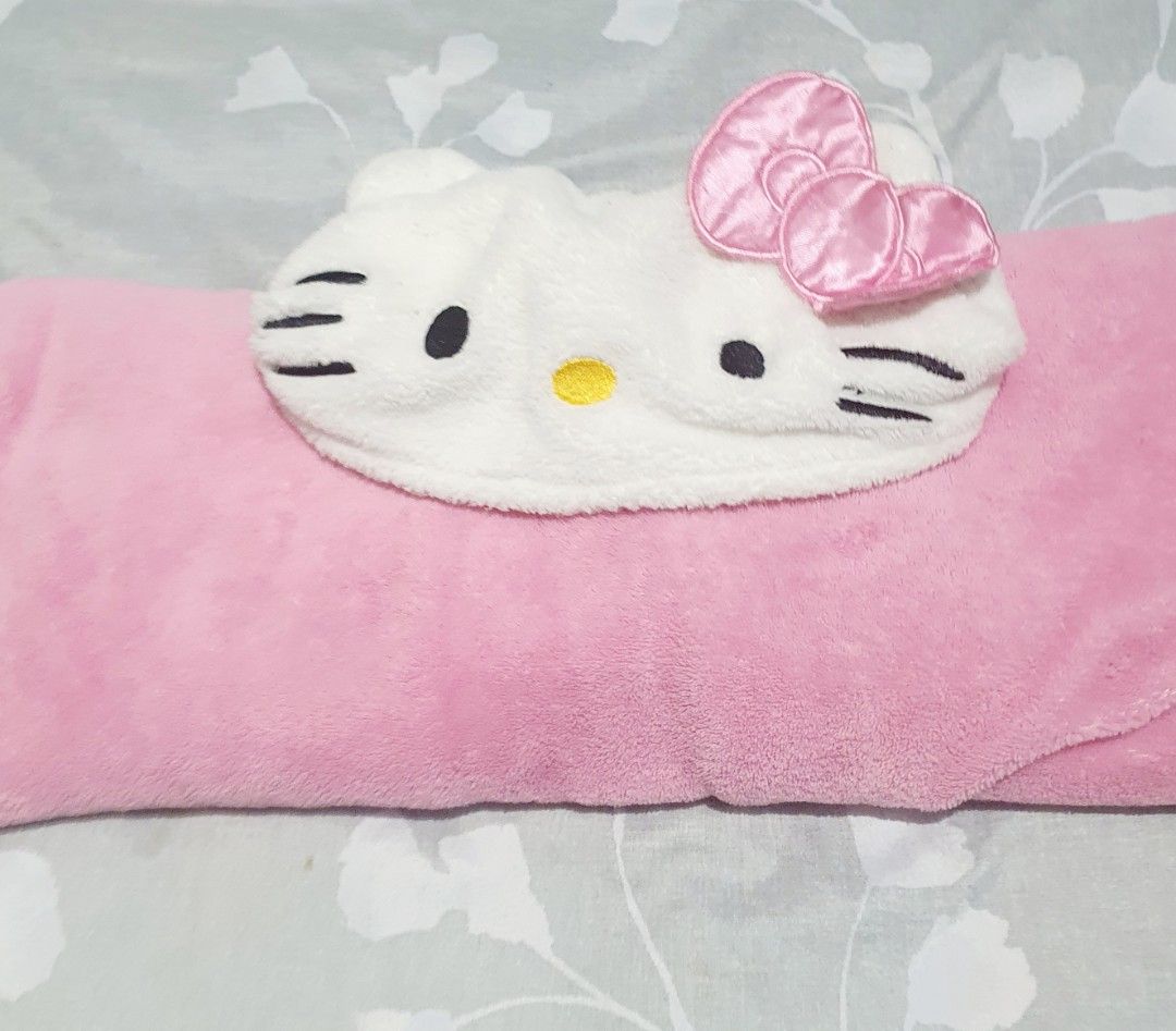 Bathrobe for kids (Category: Bathtub & Bath Accessories) located in Las Pinas. Submitted by cherry_luvs_dresses (Listing ID 1312418995, Image 3). Description: with normal signs of usage but still in good condition 4-7 yrs old cute design.
