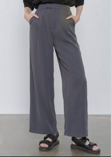 (Category: ) located in . Submitted by ynv.closet (Listing ID 1312441238, Image 1). Description: .