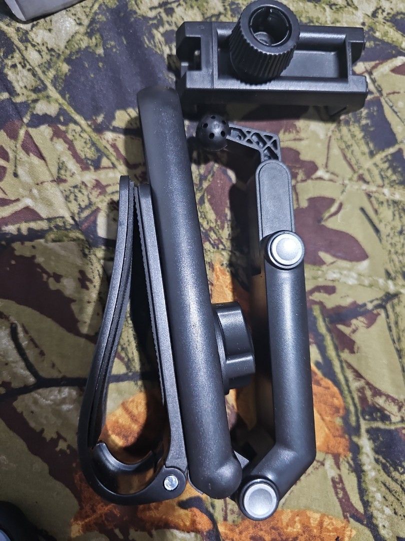 Car phone holder sun visor (Category: Mounts & Holders) located in Quezon City. Submitted by aldenpv (Listing ID 1312405397, Image 2). Description: sunvisor car mount phone holder did not fit well on montero sport sunvisor as it's too high.