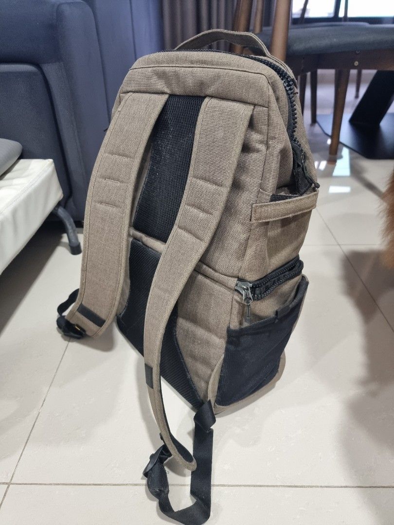Case Logic Camera Backpack (Category: Camera Bags & Carriers) located in Singapore. Submitted by chaffjammer (Listing ID 1312383542, Image 2). Description: Selling off my backpack that I havent used for very long, bag is quite dusty so probably will need to clean it properly. Some of the zipper plastic handles broke off but the zippers are still working. Top of bag can hold general items, bottom opens up for camera equipment (lost the original pa