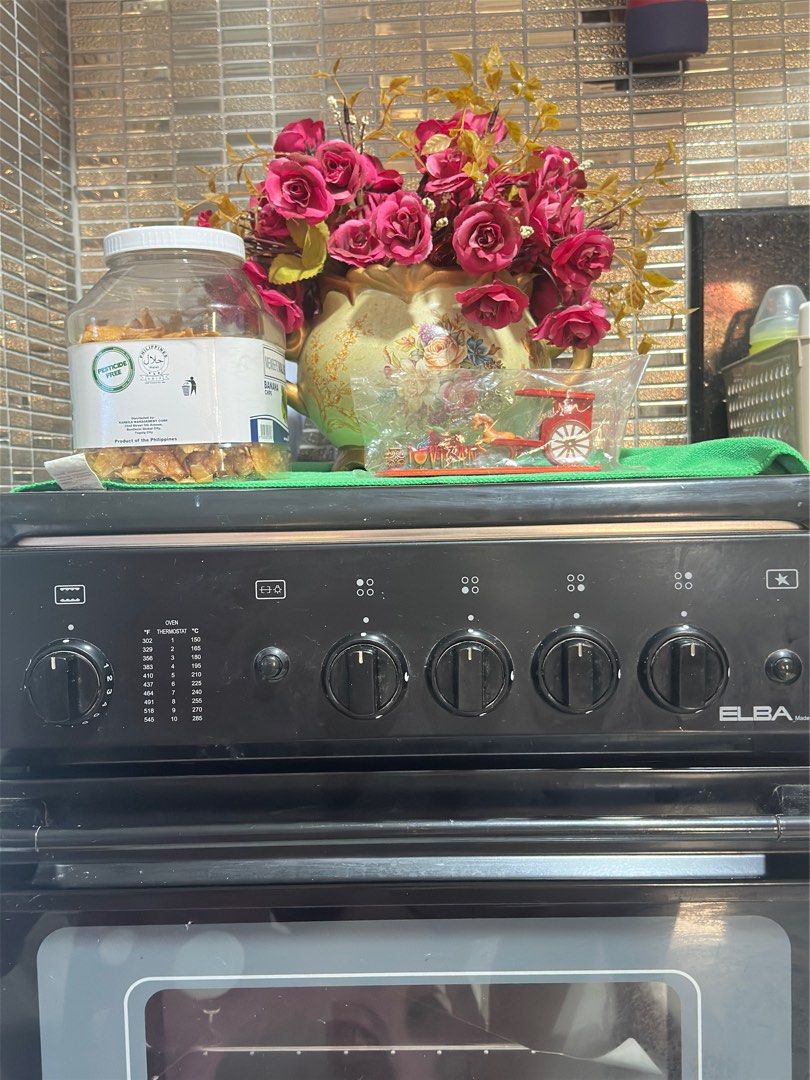 Elba gas range with range hood (Category: Cookware & Accessories) located in Caloocan City. Submitted by reeenxx (Listing ID 1312307492, Image 3). Description: 4 burner Elba gas range for sale - Never been used - All burners are working - Small and compact - with range hood nakabox pa Rfs. Hindi kasya sa bahay .