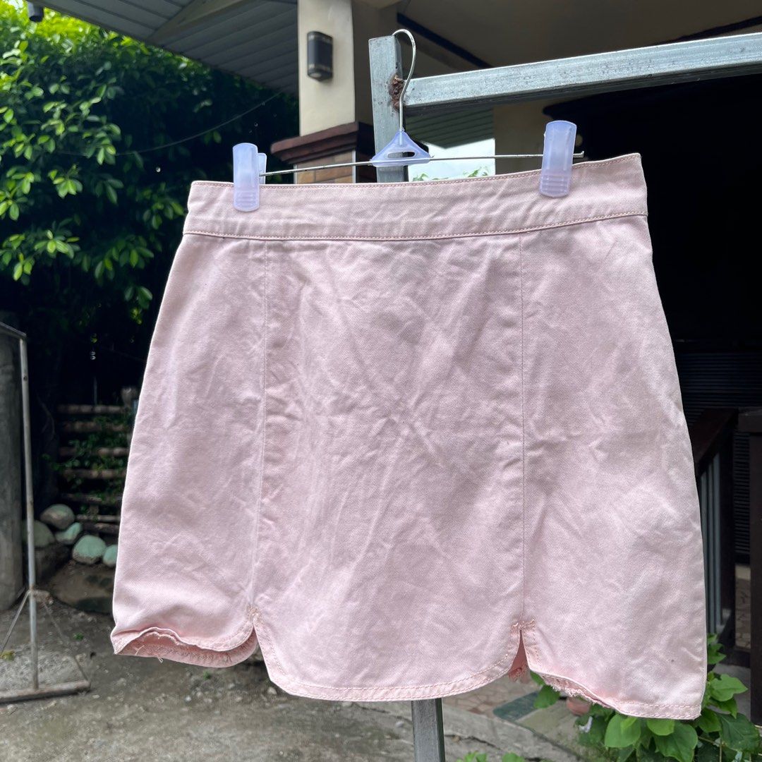 Forever 21 Skirt (Category: Skirts) located in Dinalupihan. Submitted by 6ickomode (Listing ID 1312325892, Image 1). Description: used once 🏷️ f21 baby pink skirt.