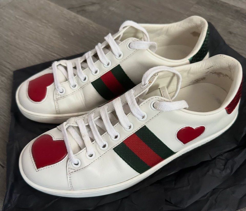 Gucci kicks top