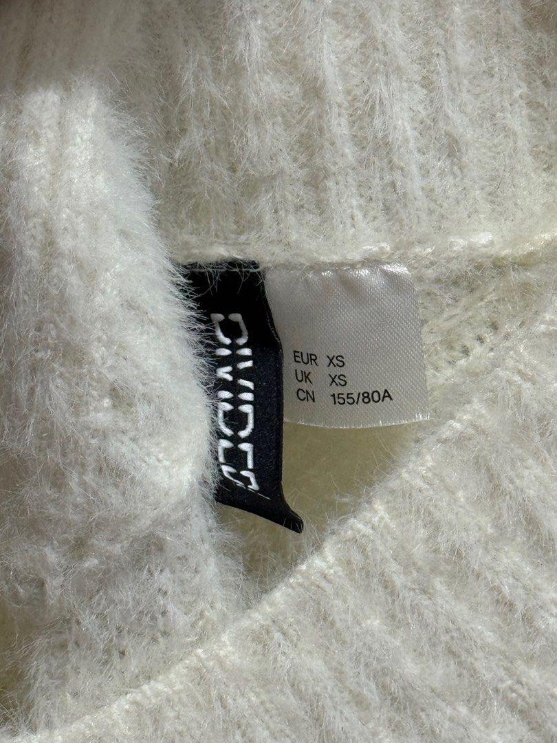 H&M fuzzy Sweater (Category: Longsleeves) located in Quezon City. Submitted by d.choice (Listing ID 1312422365, Image 2). Description: So soft, so fuzzy Selling because it is not my aesthetic anymore Can fit up to S-M.